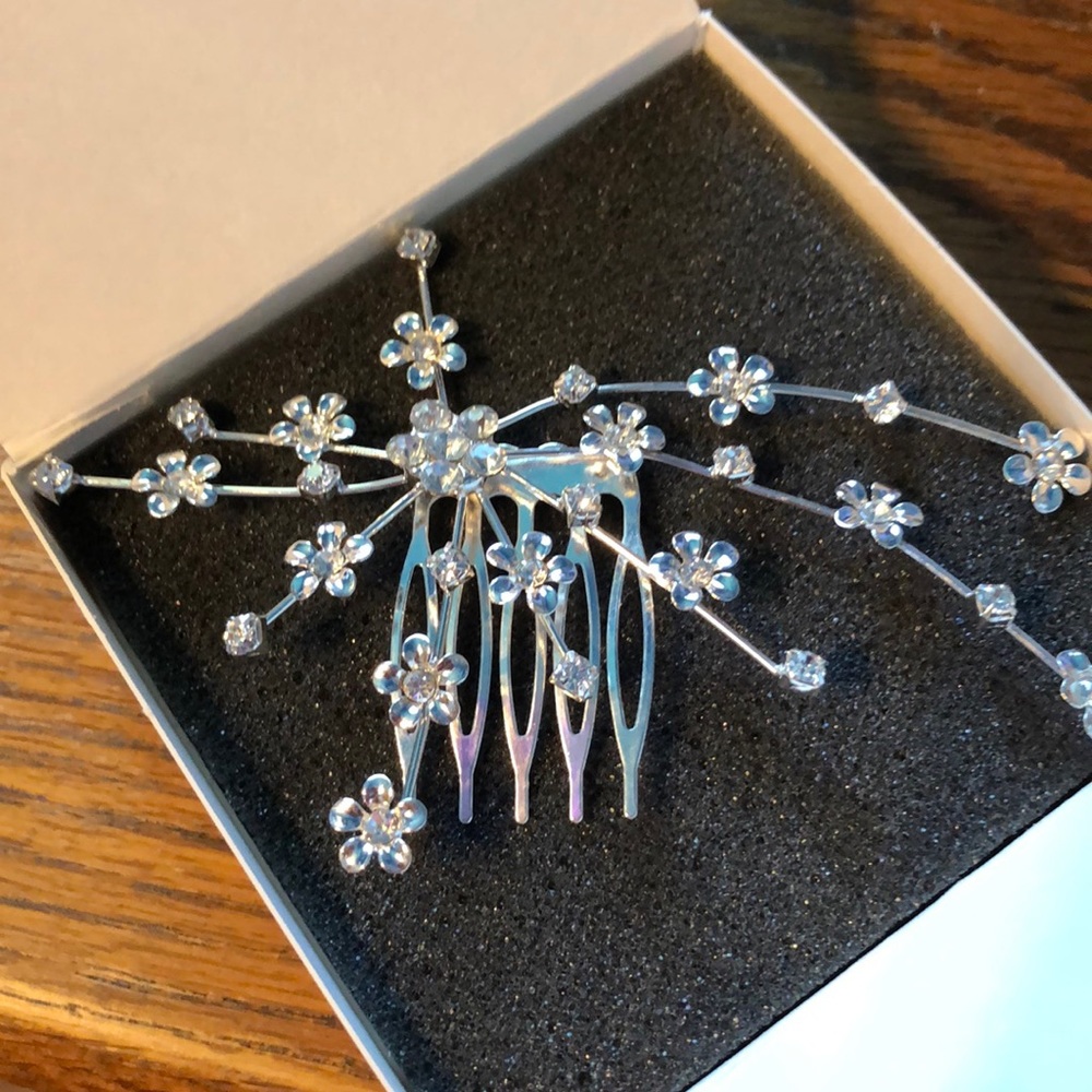 Hair comb silver rhinestones flowers